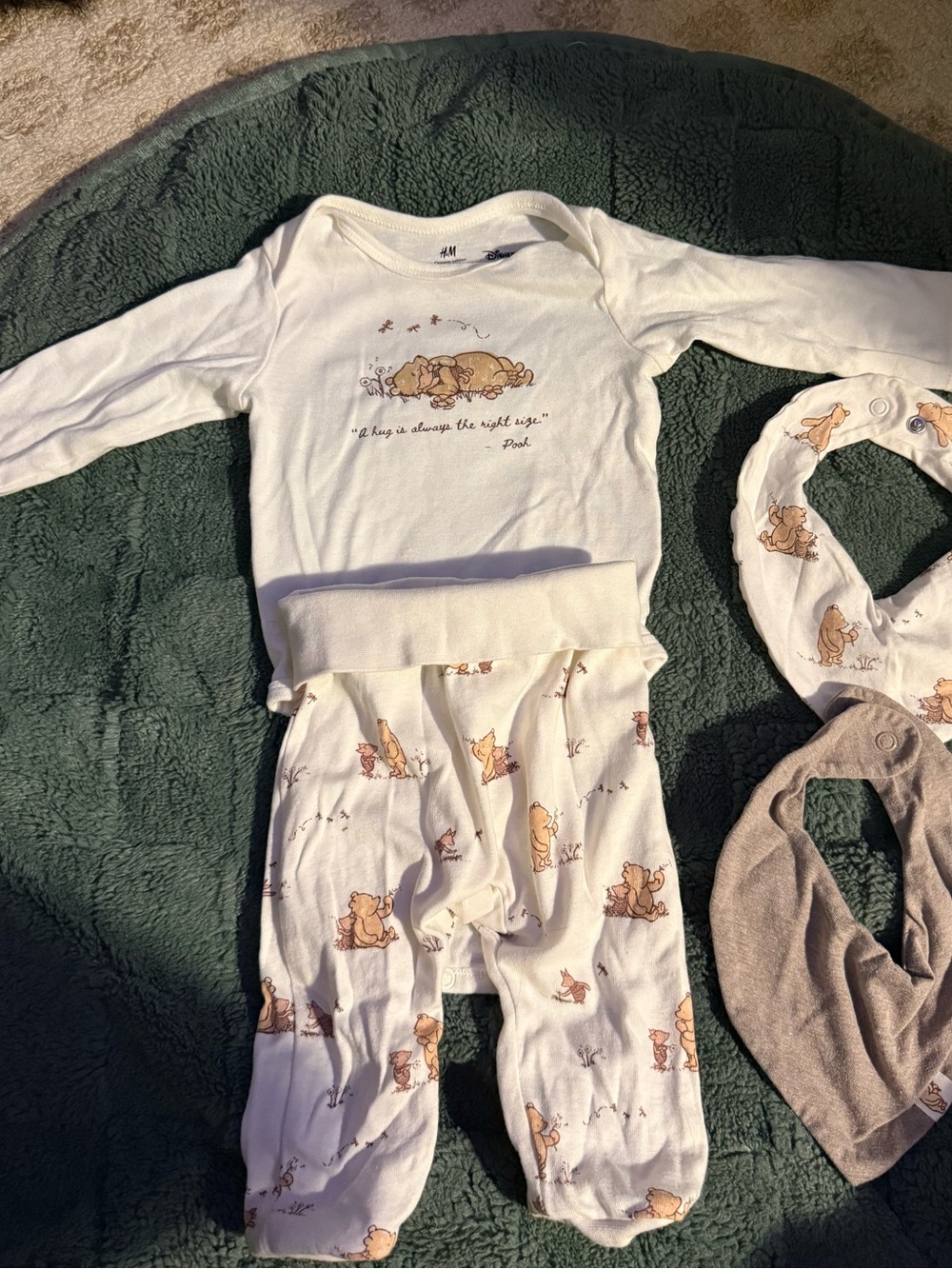 H&M Cream Winnie the Pooh 2 piece w/2 bibs